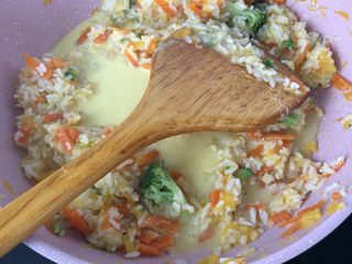 13、黄金酱烩饭,倒入提前备好的蛋黄液，翻炒数下即可出锅