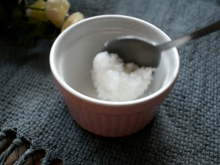 7、鱼香肝尖,再来调个料汁:一勺白糖