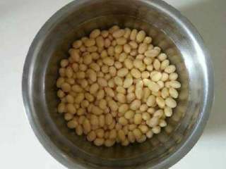 1、家庭版老豆腐,黄豆 加清水提前一晚泡发。