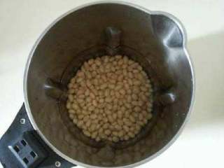 2、家庭版老豆腐,放700克清水，开始打豆浆。