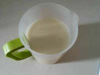 3、家庭版老豆腐,打好的豆浆过滤掉豆浆渣。