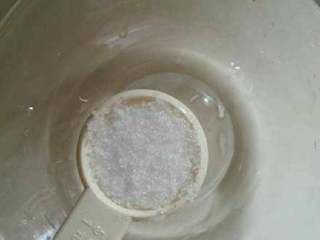 4、家庭版老豆腐, 3克内酯加20克温水融化。