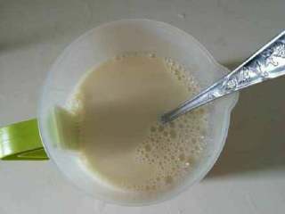 5、家庭版老豆腐, 豆浆在80-90度之间的温度时，加入内酯水，然后将豆浆放在温暖的地方静置15-20分钟后，凝固好就可以吃了。