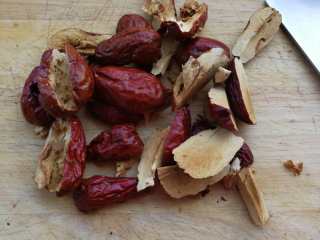 1、枣糕,大枣切开去核