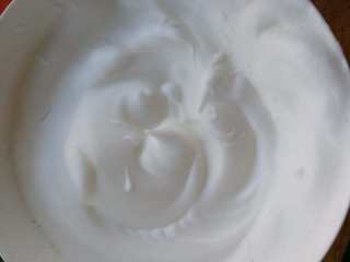 16、枣糕,蛋清加入几滴醋,打发到硬性发泡