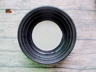 3、红枣大米糕,取一个容器，冲调50克奶，加入4克酵母，搅拌均匀