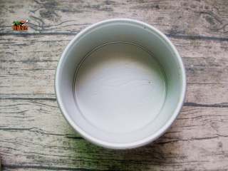 8、红枣大米糕,在模具内壁抹上一点食用油，方便脱模哦