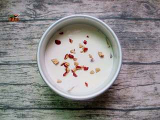 10、红枣大米糕,发酵后撕去保鲜膜，撒上红枣碎