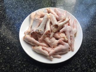 3、酱香鸡爪,切成两段洗干净沥干