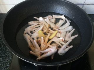 6、酱香鸡爪,放入姜片