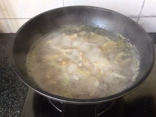 7、酱香鸡爪,大火煮三分钟