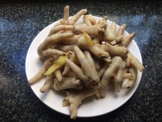 9、酱香鸡爪,和姜片一起捞出备用