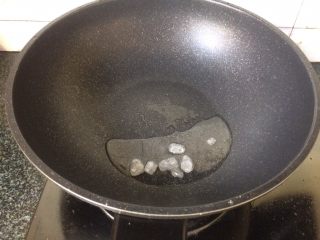 11、酱香鸡爪,放入冰糖