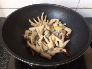 14、酱香鸡爪,倒入鸡爪