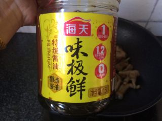 16、酱香鸡爪,加入4勺生抽