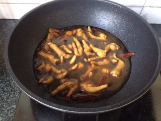 19、酱香鸡爪,加入适量清水