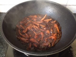 21、酱香鸡爪,煮开后转小火慢炖