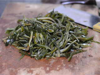 2、麻辣海带丝,将清洗好的海带切成均匀的丝