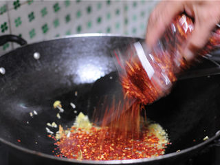 8、麻辣海带丝,关火,撒入辣椒粉