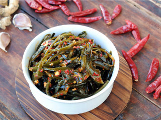 12、麻辣海带丝,热乎乎的,暖心暖胃哦,如果是夏天,放入冰箱冷藏下吃起来更爽口哦。