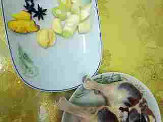 1、#年夜饭#酱鸭肉,鸭腿洗干净，准备好葱姜蒜八角和香叶。