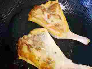 2、#年夜饭#酱鸭肉,炒锅烧热加一点点玉米油，然后将鸭腿带皮那面冲下放入锅中煎制。