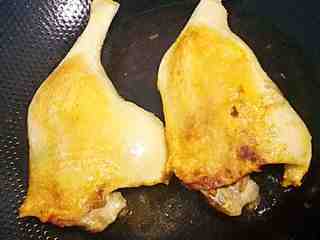 3、#年夜饭#酱鸭肉,鸭皮煎焦黄以后翻过来煎反面。