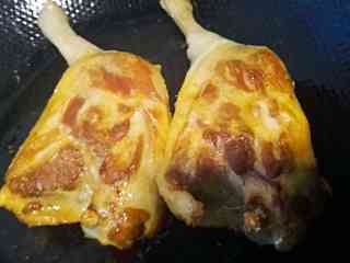 4、#年夜饭#酱鸭肉,小火慢慢煎，可以把锅动一下，尽量让油没过表层