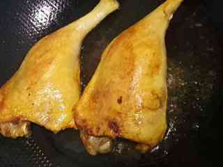 5、#年夜饭#酱鸭肉,这样煎相对比较均匀，双面煎成脆皮即可