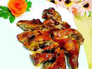 7、#年夜饭#酱鸭肉,半小时后看下汤汁，如果汤汁还很多就敞开盖子收汤，待汤汁粘稠时加入蚝油，鲍鱼汁，就可以起锅了，切块享用吧