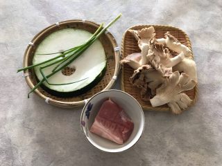 1、秀珍菇冬瓜肉片汤,首先我们准备好所有食材