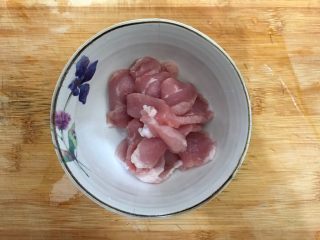 2、秀珍菇冬瓜肉片汤,猪肉洗净之后切成薄片