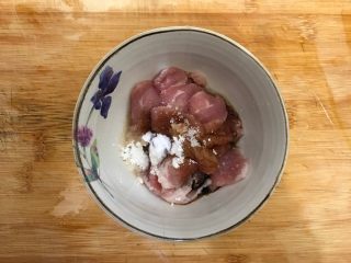 3、秀珍菇冬瓜肉片汤,加少许料酒少许生抽少许淀粉一丢丢细砂糖