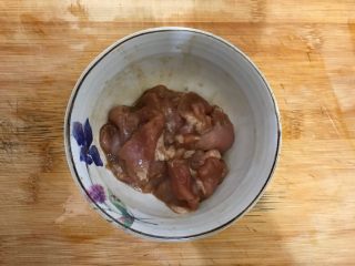 4、秀珍菇冬瓜肉片汤,抓均匀,腌制,备用