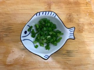 5、秀珍菇冬瓜肉片汤,小葱洗净之后切圈