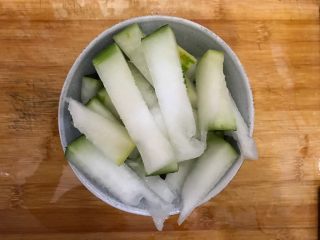6、秀珍菇冬瓜肉片汤,冬瓜洗净,不要去皮,切成小块