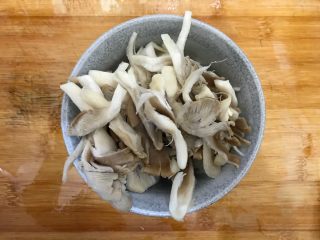 7、秀珍菇冬瓜肉片汤,秀珍菇洗净,撕碎,轻轻挤干水分