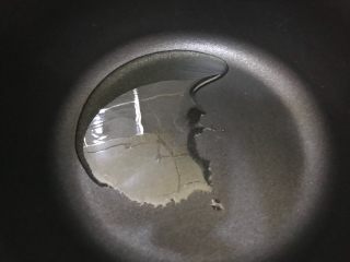 8、秀珍菇冬瓜肉片汤,锅内烧热少许食用油