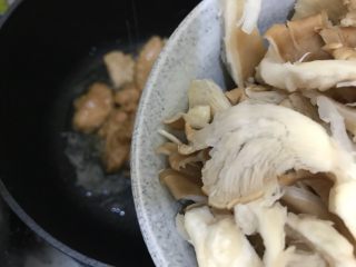 11、秀珍菇冬瓜肉片汤,下秀珍菇