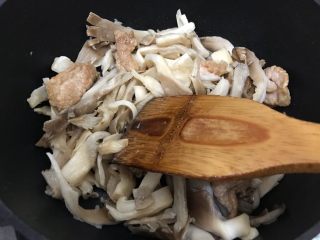 12、秀珍菇冬瓜肉片汤,翻炒均匀