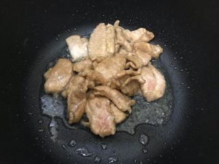 10、秀珍菇冬瓜肉片汤,翻炒至猪肉变色