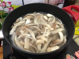 13、秀珍菇冬瓜肉片汤,加入适量热开水