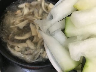 14、秀珍菇冬瓜肉片汤,大火烧开水之后下冬瓜