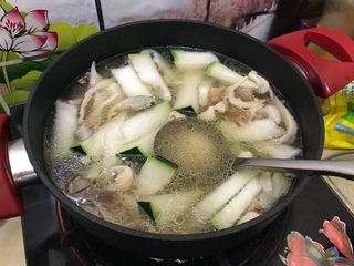 15、秀珍菇冬瓜肉片汤,搅拌均匀