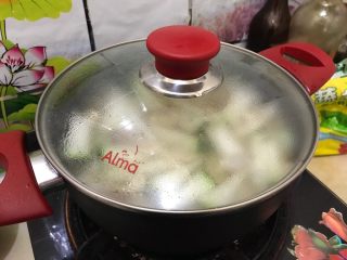 16、秀珍菇冬瓜肉片汤,盖上锅盖,转小火,煮7.8分钟