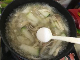 17、秀珍菇冬瓜肉片汤,时间到,加一小勺细盐