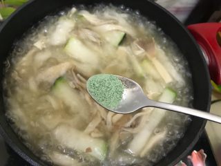 18、秀珍菇冬瓜肉片汤,一丢丢蔬之鲜(鸡精)