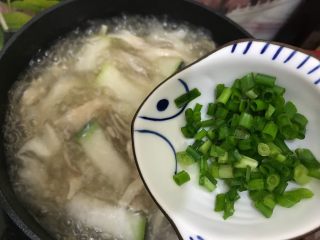 19、秀珍菇冬瓜肉片汤,加入小葱,搅拌均匀,即可