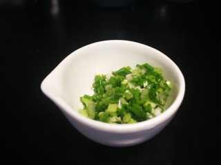 3、凉拌生瓜,葱切碎