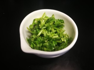 7、凉拌生瓜,香菜切碎